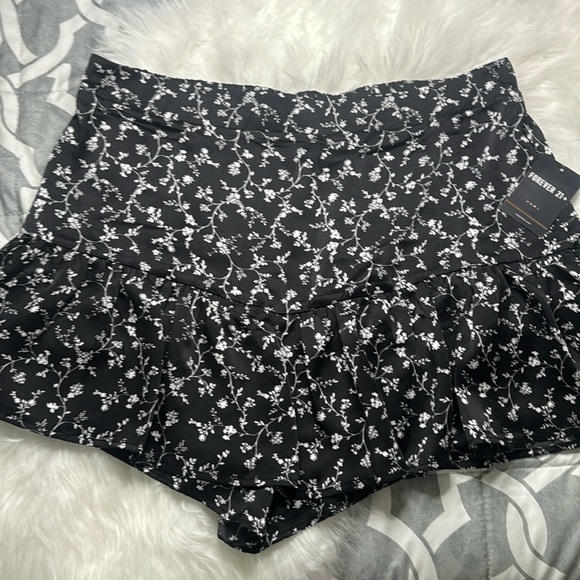 Plus size Black floral skort - Picture 1 of 5